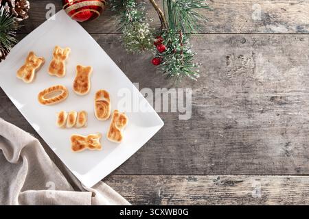 Traditionelles spanisches Marzipan auf Holztisch Stockfoto