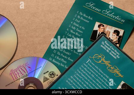 'Breakfast at Tiffany's' DVD Disc mit Cover mit Filmbeschreibung und Szenenauswahl, isoliert auf hellem, leerem Hintergrund, oberer Winkel aufgenommen Stockfoto
