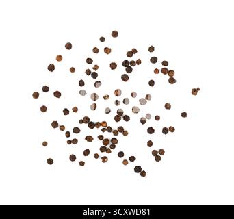 Nahaufnahme separate schwarze Pfefferkörner verschüttet und verteilt sich isoliert auf weißem Hintergrund, erhöhte Ansicht von oben, direkt darüber Stockfoto