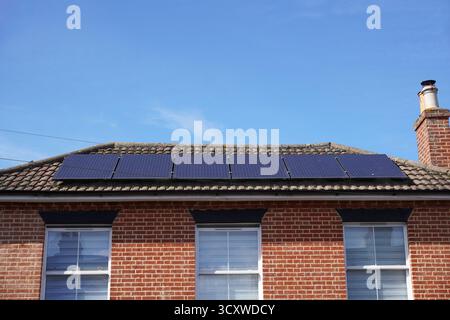 Photovoltaik-Solarpaneele auf dem Hausdach. Umweltenergie und -Leistung. Alternative zu sauberen Energiequellen Stockfoto