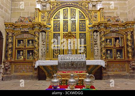 Stadt Sigüenza, Kathedrale Santa María (Romanik, Gotik und Renaissance, 12. Jahrhundert und später). Capilla de las Reliquias mit Arca de Santa Librada Stockfoto