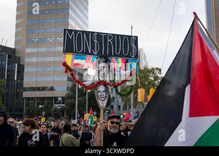 Barcelona, Spanien. Oktober 2025. Demonstranten marschieren mit Plakaten und mit palästinensischen Fahnen während der Demonstration. Ein landesweiter Streik fand in ganz Spanien statt, mit Demonstrationen in allen wichtigen Städten. Mehr als 20,000 Menschen marschierten in Barcelona, es gab mehrere Zusammenstöße mit der Polizei und es gab Fälle von Plünderungen und Verbrennungen von Müllcontainern. Quelle: SOPA Images Limited/Alamy Live News Stockfoto
