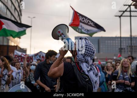 Barcelona, Spanien. Oktober 2025. Demonstranten marschieren mit palästinensischen Fahnen, während sie während der Demonstration singen. Ein landesweiter Streik fand in ganz Spanien statt, mit Demonstrationen in allen wichtigen Städten. Mehr als 20,000 Menschen marschierten in Barcelona, es gab mehrere Zusammenstöße mit der Polizei und es gab Fälle von Plünderungen und Verbrennungen von Müllcontainern. Quelle: SOPA Images Limited/Alamy Live News Stockfoto