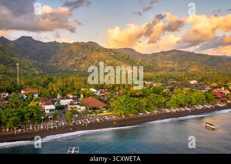 Am frühen Morgen aus der Vogelperspektive auf den Amed Beach und die umliegenden Berge in Karangasem, Bali, Indonesien. Stockfoto