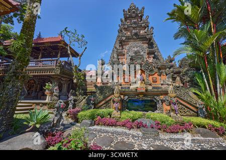 Verzierte Gebäude mit komplizierten Schnitzereien am Puri Langon Tempel in Ubud, Gianyar, Bali, Indonesien. Stockfoto