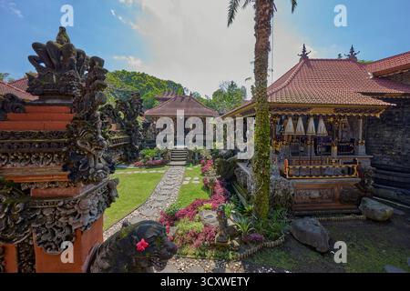 Innenhof und verzierte Gebäude des Puri Langon, ein Tempel, der für seine komplizierten Schnitzereien und Goldprägungen in Ubud, Gianyar, Bali, Indonesien bekannt ist. Stockfoto