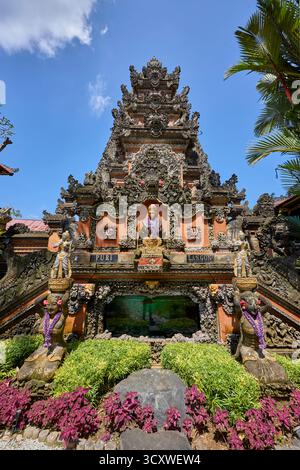 Kunstvolles Gebäude mit aufwändigen Schnitzereien am Puri Langon Tempel in Ubud, Gianyar, Bali, Indonesien. Stockfoto