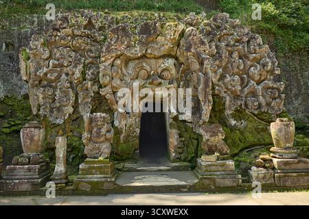 Komplizierte Steinschnitzereien schmücken den Eingang zur Elefantenhöhle in Goa Gajah, Hindutempel in Ubud, Gianyar, Bali, Indonesien. Stockfoto