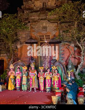 Balinesische Tänzer in bunten Kostümen stehen nach ihrer Vorstellung von Legong Dance im Ubud Palace in Ubud, Gianyar, Bali, Indonesien auf der Bühne. Stockfoto