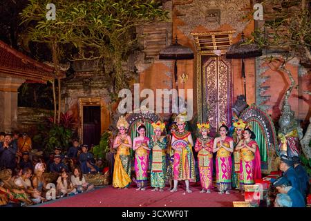 Balinesische Tänzer in bunten Kostümen stehen nach ihrer Vorstellung von Legong Dance im Ubud Palace in Ubud, Gianyar, Bali, Indonesien auf der Bühne. Stockfoto