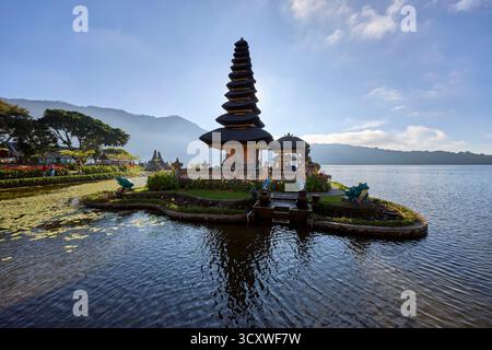 Malerischer Blick auf Pura Ulun Danu Beratan oder Pura Bratan, einen bedeutenden hinduistischen Shaivite Tempel am Ufer des Beratan Sees in Bedugul, Tabanan, Bali, Indonesien Stockfoto