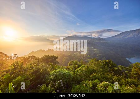 Malerische Aussicht auf Lake Buyan (links) und Lake Tamblingan (rechts) vom Twin Lakes Aussichtspunkt bei Sonnenaufgang. Buleleng Regency, Bali, Indonesien. Stockfoto