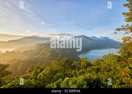 Malerische Aussicht auf Lake Buyan (links) und Lake Tamblingan (rechts) vom Twin Lakes Aussichtspunkt bei Sonnenaufgang. Buleleng Regency, Bali, Indonesien. Stockfoto