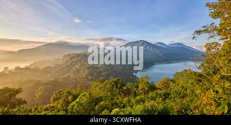 Panoramablick auf Lake Buyan (links) und Lake Tamblingan (rechts) vom Twin Lakes Aussichtspunkt bei Sonnenaufgang. Buleleng Regency, Bali, Indonesien. Stockfoto