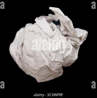 Zerknittertes Papier auf schwarzem Hintergrund Stockfoto