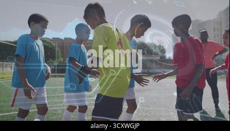 Fußballspieler, die auf dem Rasenfeld Fußball halten, werden mit Tornetz ausgetauscht Stockfoto