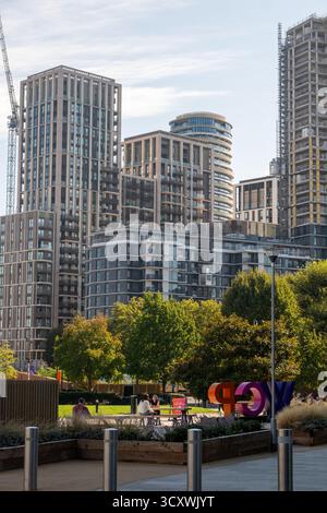 LONDON – 30. SEPTEMBER 2025: Blick auf White City, London, mit neuen Wohntürmen in Portraitorientierung Stockfoto