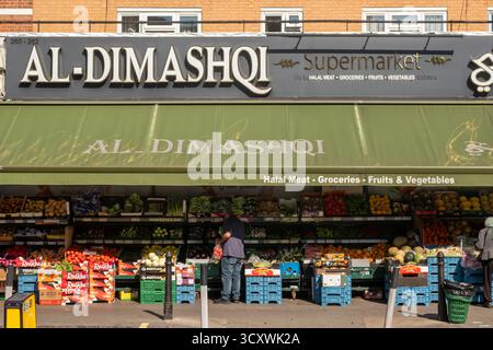 LONDON – 30. SEPTEMBER 2025: Al Dimashqi, ein Lebensmittelhändler aus dem Nahen Osten an der 260–262 Uxbridge Road, Shepherd’s Bush, London Stockfoto