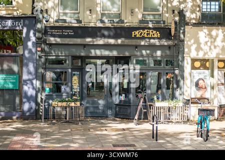 LONDON – 24. SEPTEMBER 2025: Pizza Express, ein italienisches Restaurant an der Chiswick High Road, London Stockfoto