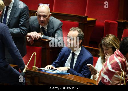 Paris, Frankreich. Oktober 2025. Der französische Minister für Wirtschaft, Finanzen und Industrie, Energie und digitale Souveränität Roland Lescure, der französische Premierminister Sebastien Lecornu bei der Bekanntgabe des Ergebnisses der Abstimmung über den Misstrauensantrag gegen den französischen Premierminister am 16. Oktober 2025 in der Nationalversammlung in Paris, Frankreich. Foto: Raphael Lafargue/ABACAPRESS.COM Credit: Abaca Press/Alamy Live News Stockfoto