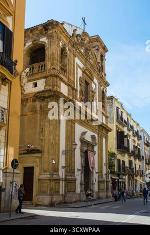 Palermo, Italien-16. Mai 2025. Chiesa di Sant'Orsola dei Negri im Bezirk Albergheria. Barockkirche aus dem 17. Jahrhundert. Zerbrochener Giebel mit Schädeln Stockfoto