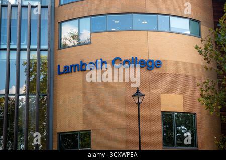 LONDON – 30. SEPTEMBER 2025: Das Lambeth College Clapham Centre ist ein Campus für weitere und höhere Bildung in 45 Clapham Common South Side Stockfoto
