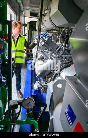 Blansko, Tschechische Republik. Oktober 2025. Vaclav Klein, Direktor des KWK-Unternehmens Gentec, präsentierte Journalisten am 16. Oktober 2025 eine der KWK-Einheiten für die Erneuerung der ukrainischen Energieinfrastruktur in Blansko (Tschechische Republik). Quelle: Vaclav Salek/CTK Photo/Alamy Live News Stockfoto