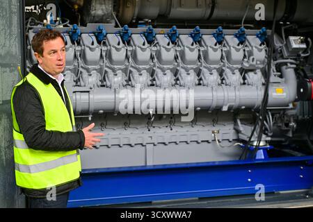 Blansko, Tschechische Republik. Oktober 2025. Vaclav Klein, Direktor des KWK-Unternehmens Gentec, präsentierte Journalisten am 16. Oktober 2025 eine der KWK-Einheiten für die Erneuerung der ukrainischen Energieinfrastruktur in Blansko (Tschechische Republik). Die Abbildung zeigt einen 20-Zylinder-Gasmotor. Quelle: Vaclav Salek/CTK Photo/Alamy Live News Stockfoto