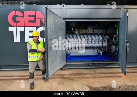 Blansko, Tschechische Republik. Oktober 2025. Das Unternehmen Gentec hat Journalisten am 16. Oktober 2025 eine der KWK-Einheiten für die Erneuerung der ukrainischen Energieinfrastruktur in Blansko (Tschechische Republik) vorgestellt. Quelle: Vaclav Salek/CTK Photo/Alamy Live News Stockfoto