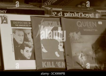 Cover von klassischen Rock- und Synthpop-CD-Alben auf einem Verkaufsstand, Sepia-Foto Stockfoto