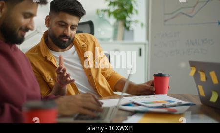 Multi-ethnische Menschen zwei Männer Unternehmer von informellen Business Startup in Büro Konferenz Treffen verschiedene Team von Spezialisten. Arabian man Leader Stockfoto