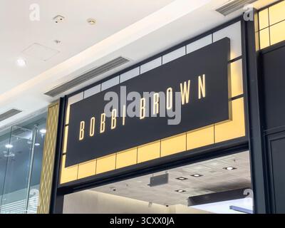 21. September 2025, Astana, Republik Kasachstan: Ein Schaufensterschild für Bobbi Brown Cosmetics Stockfoto