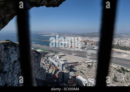 Gibraltar gib, Themenbild Reisen, Gibraltar, 14.10.2025. Blick aus einem vergitterten Fenster im Siege Tunnel innerhalb des Felsen von Gibraltar auf die Landebahn, die Grenze zu Spanien bildet gib, Themenbild Reisen, Gibraltar, 14.10.2025. *** Gibraltar gib, Themenbild Reise, Gibraltar, 14 10 2025 Blick von einem vergitterten Fenster im Belagerungstunnel im Felsen von Gibraltar auf die Start- und Landebahn, die die Grenze zu Spanien gib bildet, Themenbild Reise, Gibraltar, 14 10 2025 Copyright: XEibner-Pressefoto/HeikexFeinerx EP HFR Stockfoto