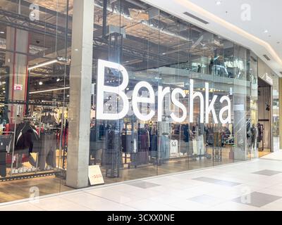 21. September 2025, Astana, Republik Kasachstan: Ladenfront mit Ladenbezeichnung Bershka Stockfoto