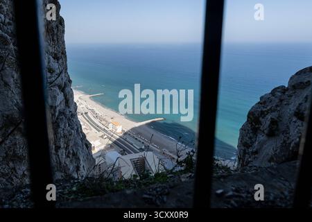 Gibraltar gib, Themenbild Reisen, Gibraltar, 14.10.2025. Blick aus einem vergitterten Fenster im Siege Tunnel innerhalb des Felsen von Gibraltar auf das Meer und den Strand gib, Themenbild Reisen, Gibraltar, 14.10.2025. *** Gibraltar gib, Themenbild Reise, Gibraltar, 14 10 2025 Blick von einem vergitterten Fenster im Belagerungstunnel im Felsen von Gibraltar auf das Meer und den Strand gib, Themenbild Reise, Gibraltar, 14 10 2025 Copyright: XEibner-Pressefoto/HeikexFeinerx EP HFR Stockfoto