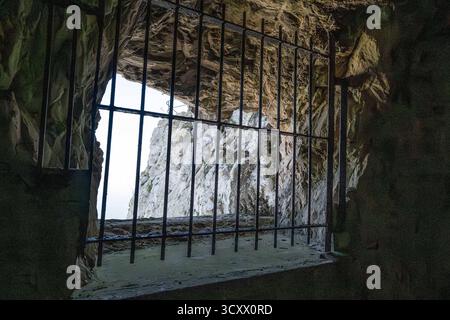 Gibraltar gib, Themenbild Reisen, Gibraltar, 14.10.2025. Blick aus einem vergitterten Fenster im Siege Tunnel innerhalb des Felsen von Gibraltar gib, Themenbild Reisen, Gibraltar, 14.10.2025. *** Gibraltar gib, Themenbild Reise, Gibraltar, 14 10 2025 Blick von einem vergitterten Fenster im Belagerungstunnel im Felsen von Gibraltar gib, Themenbild Reise, Gibraltar, 14 10 2025 Copyright: XEibner-Pressefoto/HeikexFeinerx EP HFR Stockfoto
