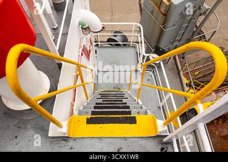 Stahlleiter auf dem Schiff, das nach unten führt. Stockfoto