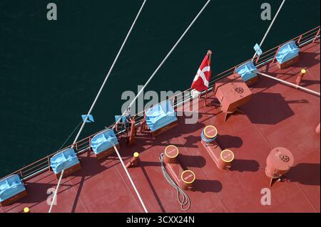 DÄNEMARK, Aabenraa Havn, Containerschiff Laura Maersk, Liegeplatz am Heck des Schiffes, dänische Flagge Stockfoto