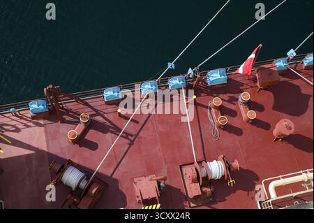 DÄNEMARK, Aabenraa Havn, Containerschiff Laura Maersk, Festmacherleine und Winde am Heck des Schiffes Stockfoto