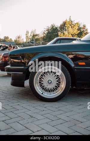 Vilnius, Litauen - 20. September 2025 - Nahaufnahme des BMW E30 Vorderrads mit klassischem Mesh-Design Stockfoto