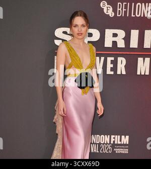 London, Großbritannien. Oktober 2025. Odessa Young bei der 69. BFI London Film Festival Headline Gala „Springsteen: Deliver Me from Nowhere“, Tag 8, Royal Festival Hall, Belvedere Road, am Mittwoch, den 15. Oktober 2025 in London, England, Großbritannien. CAP/CAN © CAN/Capital Pictures Credit: Capital Pictures/Alamy Live News Stockfoto