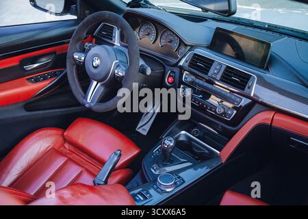 Vilnius, Litauen - 20. September 2025 - BMW 3er Cabriolet mit stilvollem schwarz-rotem Design Stockfoto