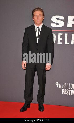 London, Großbritannien. Oktober 2025. Jeremy Allen White bei der 69. BFI London Film Festival Headline Gala „Springsteen: Deliver Me from Nowhere“, Tag 8, Royal Festival Hall, Belvedere Road, am Mittwoch, den 15. Oktober 2025 in London, England, Großbritannien. CAP/CAN © CAN/Capital Pictures Credit: Capital Pictures/Alamy Live News Stockfoto