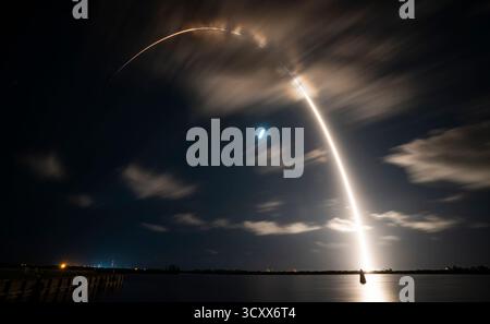 Cape Canaveral, Florida, USA. Oktober 2025. Am Donnerstag, den 16. Oktober 2025, startet die SpaceX Falcon 9-Rakete 28 Starlink-Satelliten auf Mission 10-52 um 5:27 UHR vom Starterkomplex 40 auf der Cape Canaveral Space Force Station in Florida. Foto: Joe Marino/UPI Credit: UPI/Alamy Live News Stockfoto