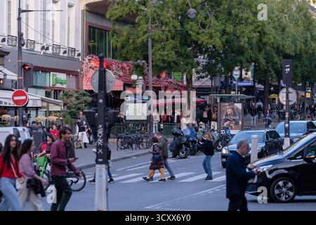 Paris, Frankreich - 11. Oktober 2025 : Blick auf einen typischen geschäftigen Boulevard im Zentrum von Paris Frankreich Stockfoto
