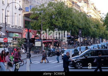 Paris, Frankreich - 11. Oktober 2025 : Blick auf einen typischen geschäftigen Boulevard im Zentrum von Paris Frankreich Stockfoto