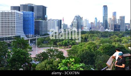 Die Besucher erkunden den Baumpark im neu eröffneten Einkaufszentrum Central Park in Bangkok, Thailand und Asien. Erhöhte Wege im Freien durch Bäume bieten einen gesunden Spaziergang nach oben durch den Baumpark und bieten einen fantastischen Blick auf den Lumpini Park und die Stadt der Wolkenkratzer. Auf der Website des Einkaufszentrums heißt es: „Definiert durch Vielfalt, grüne Ausflugsziele und urbanen Stil“. Stockfoto