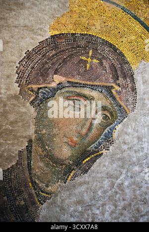 Jungfrau Maria Porträt. Fragment einer Mosaikikone Deesis oder Jüngsten Tag, 13. Jahrhundert. Sie befindet sich in der oberen Galerie der Hagia Sophia in Istanb Stockfoto