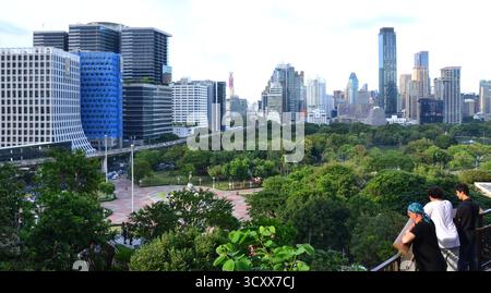 Die Besucher erkunden den Baumpark im neu eröffneten Einkaufszentrum Central Park in Bangkok, Thailand und Asien. Erhöhte Wege im Freien durch Bäume bieten einen gesunden Spaziergang nach oben durch den Baumpark und bieten einen fantastischen Blick auf den Lumpini Park und die Stadt der Wolkenkratzer. Auf der Website des Einkaufszentrums heißt es: „Definiert durch Vielfalt, grüne Ausflugsziele und urbanen Stil“. Stockfoto