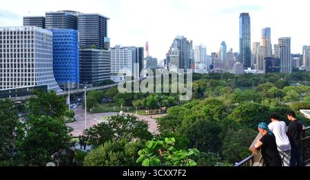 Die Besucher erkunden den Baumpark im neu eröffneten Einkaufszentrum Central Park in Bangkok, Thailand und Asien. Erhöhte Wege im Freien durch Bäume bieten einen gesunden Spaziergang nach oben durch den Baumpark und bieten einen fantastischen Blick auf den Lumpini Park und die Stadt der Wolkenkratzer. Auf der Website des Einkaufszentrums heißt es: „Definiert durch Vielfalt, grüne Ausflugsziele und urbanen Stil“. Stockfoto